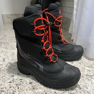 Boys Columbia Boots size 5 Omni-heat insulated for winter and snow